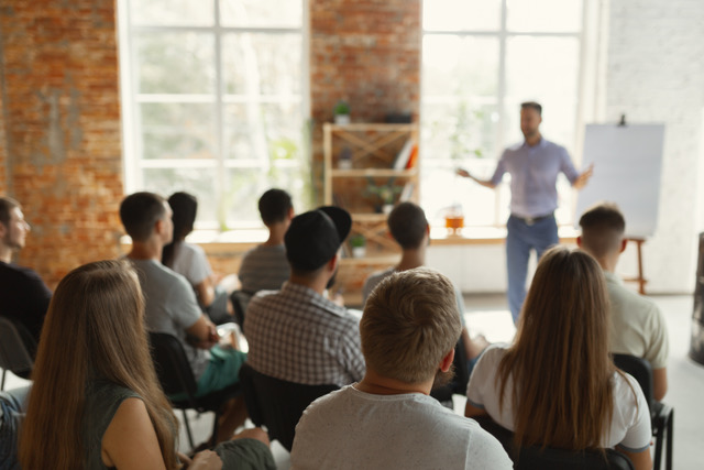 AdobeStock_283017482_TrainervorFlipchart